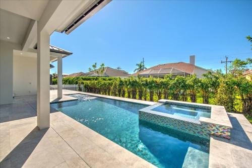 09-Sparkling-Pool-View
