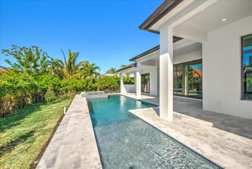 32-Pool-Deck-View